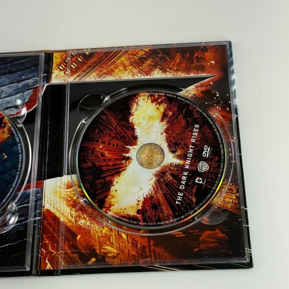 The Dark Knight Trilogy DVD Limited Edition Gift Set Lenticular Art Book 3-Disc - Picture 14 of 15